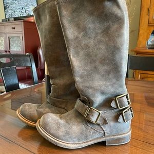 Women’s size 6.5 distressed brown Moto/Riding boot.